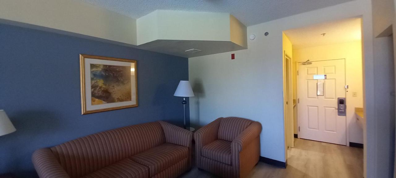 Baymont On The Lake By Wyndham Hot Springs Extérieur photo
