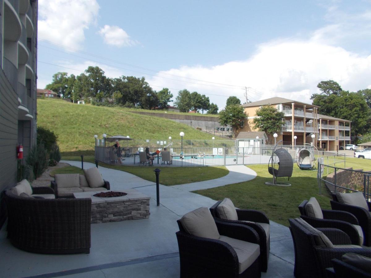 Baymont On The Lake By Wyndham Hot Springs Extérieur photo