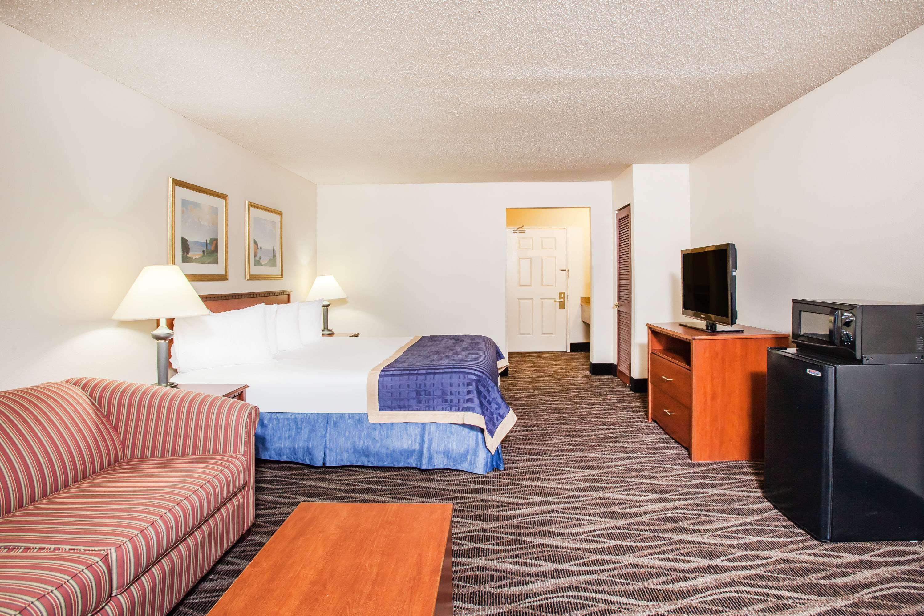 Baymont On The Lake By Wyndham Hot Springs Extérieur photo