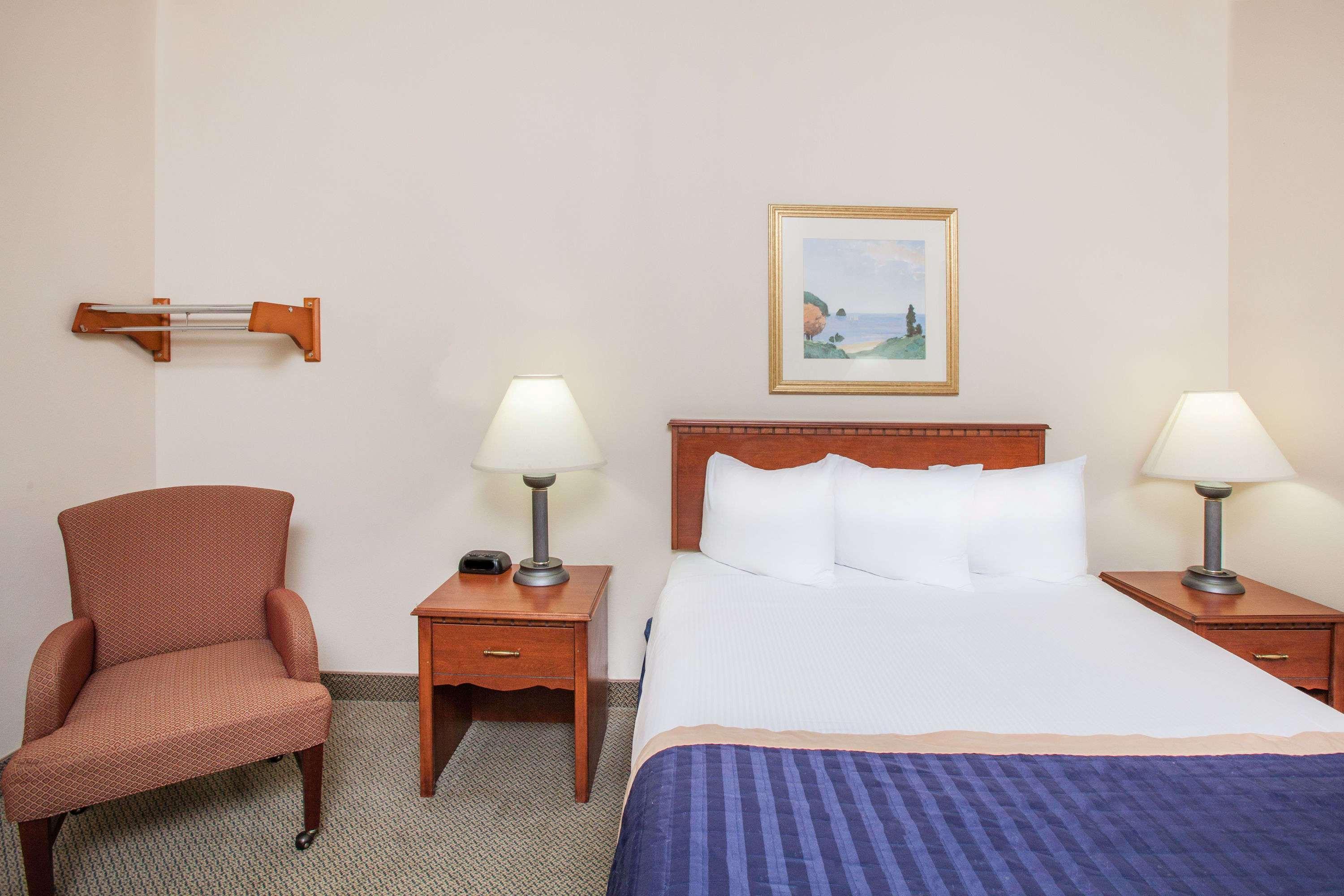 Baymont On The Lake By Wyndham Hot Springs Extérieur photo