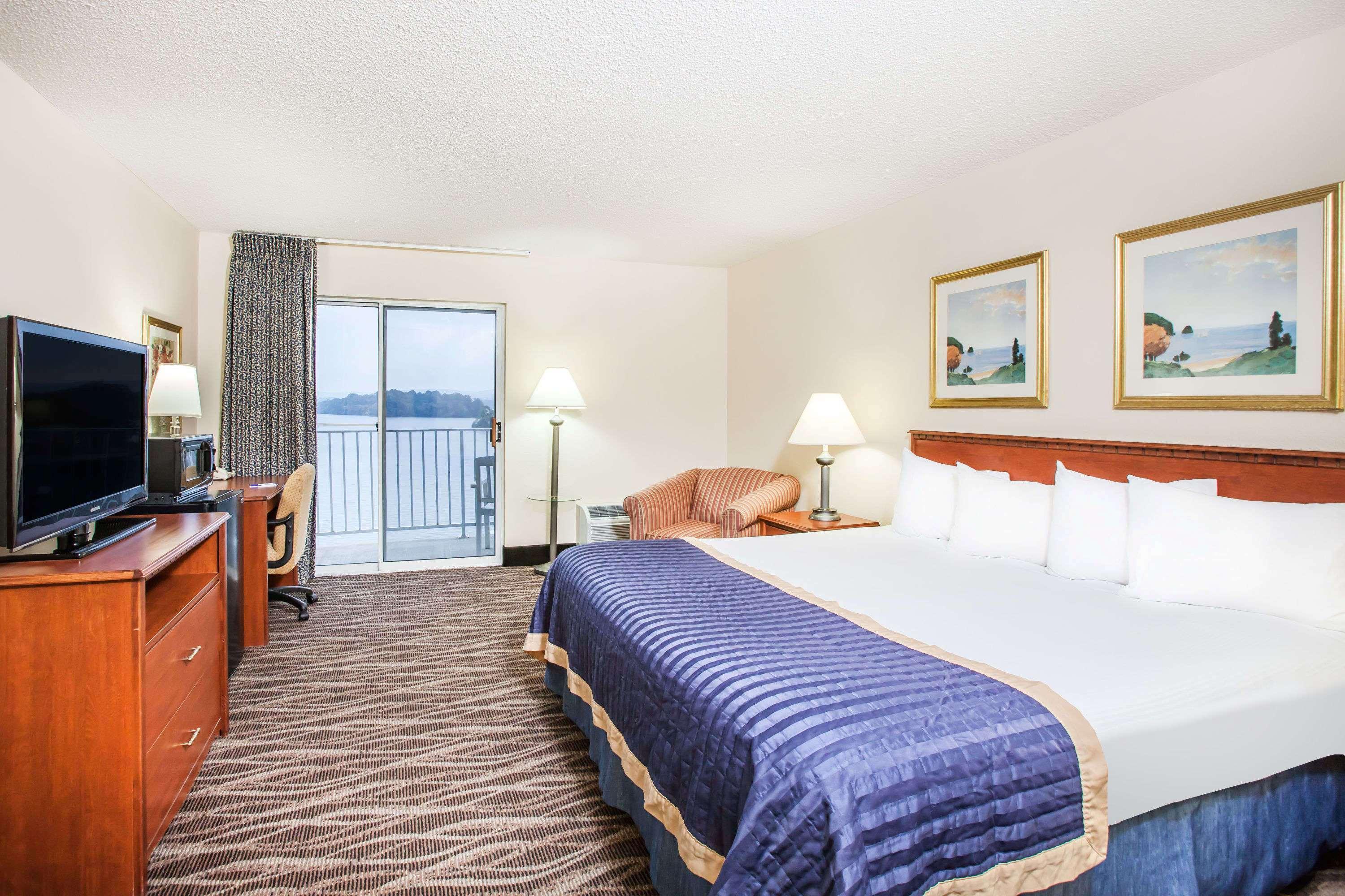 Baymont On The Lake By Wyndham Hot Springs Extérieur photo