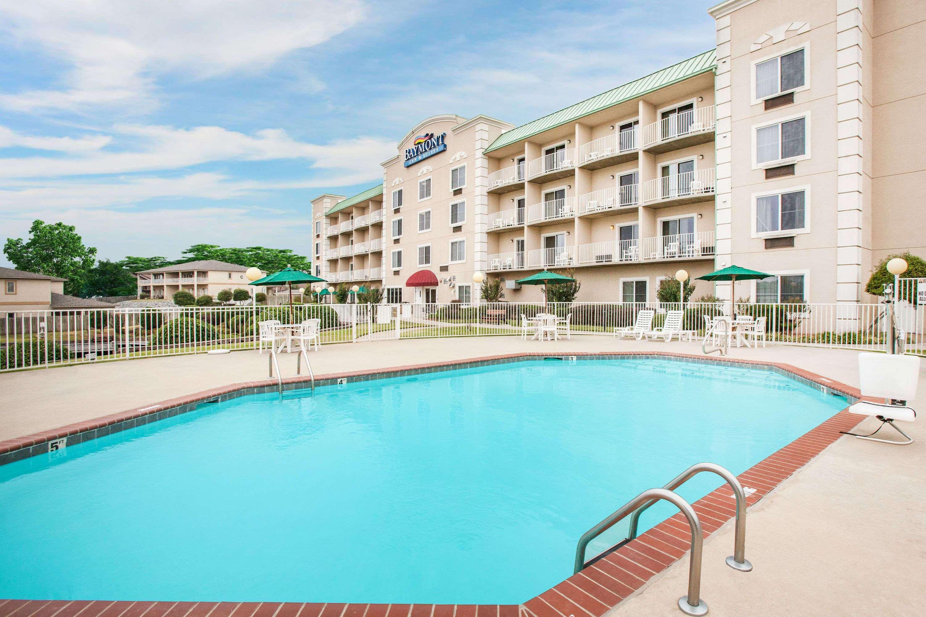 Baymont On The Lake By Wyndham Hot Springs Extérieur photo