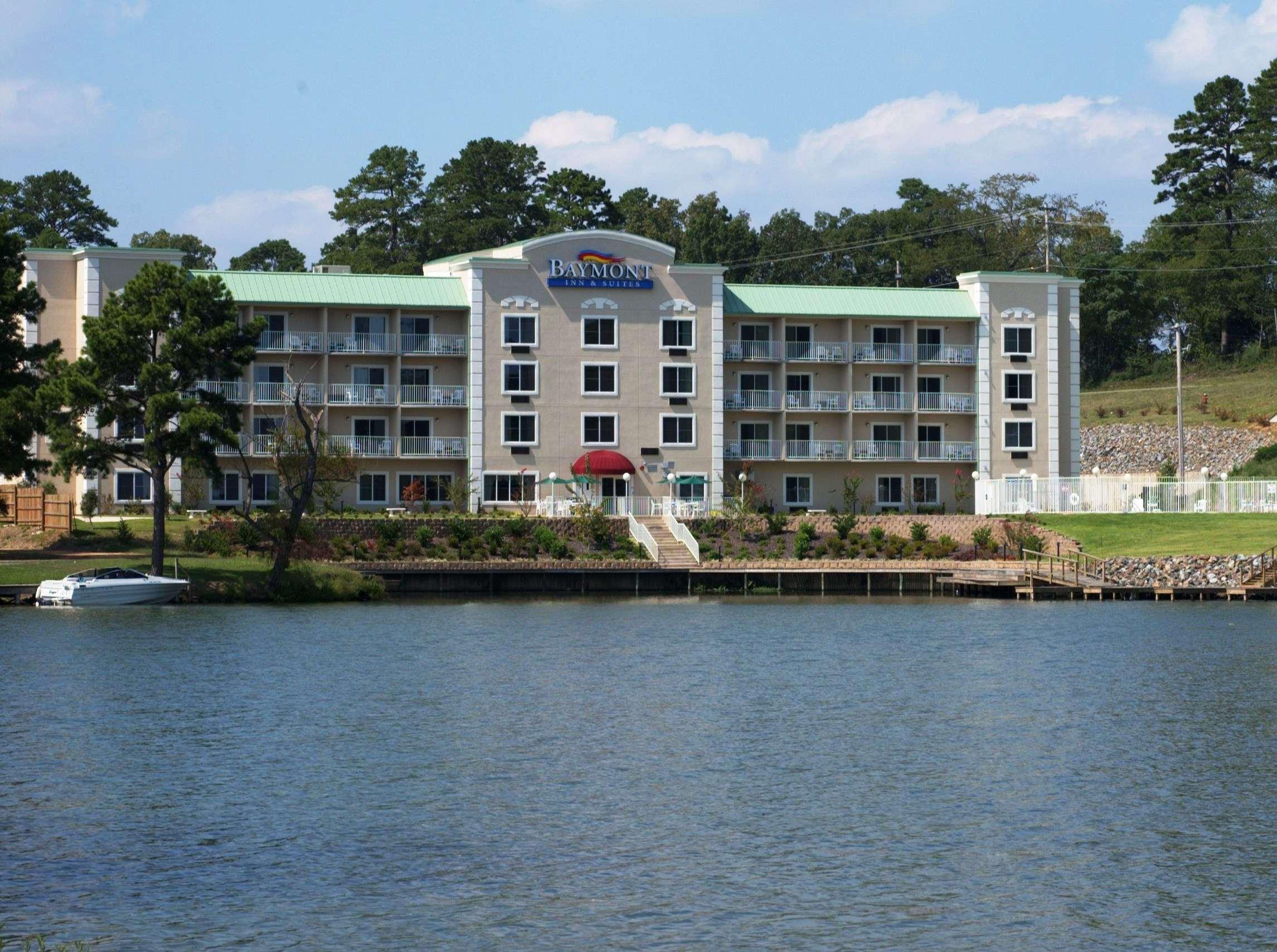 Baymont On The Lake By Wyndham Hot Springs Extérieur photo