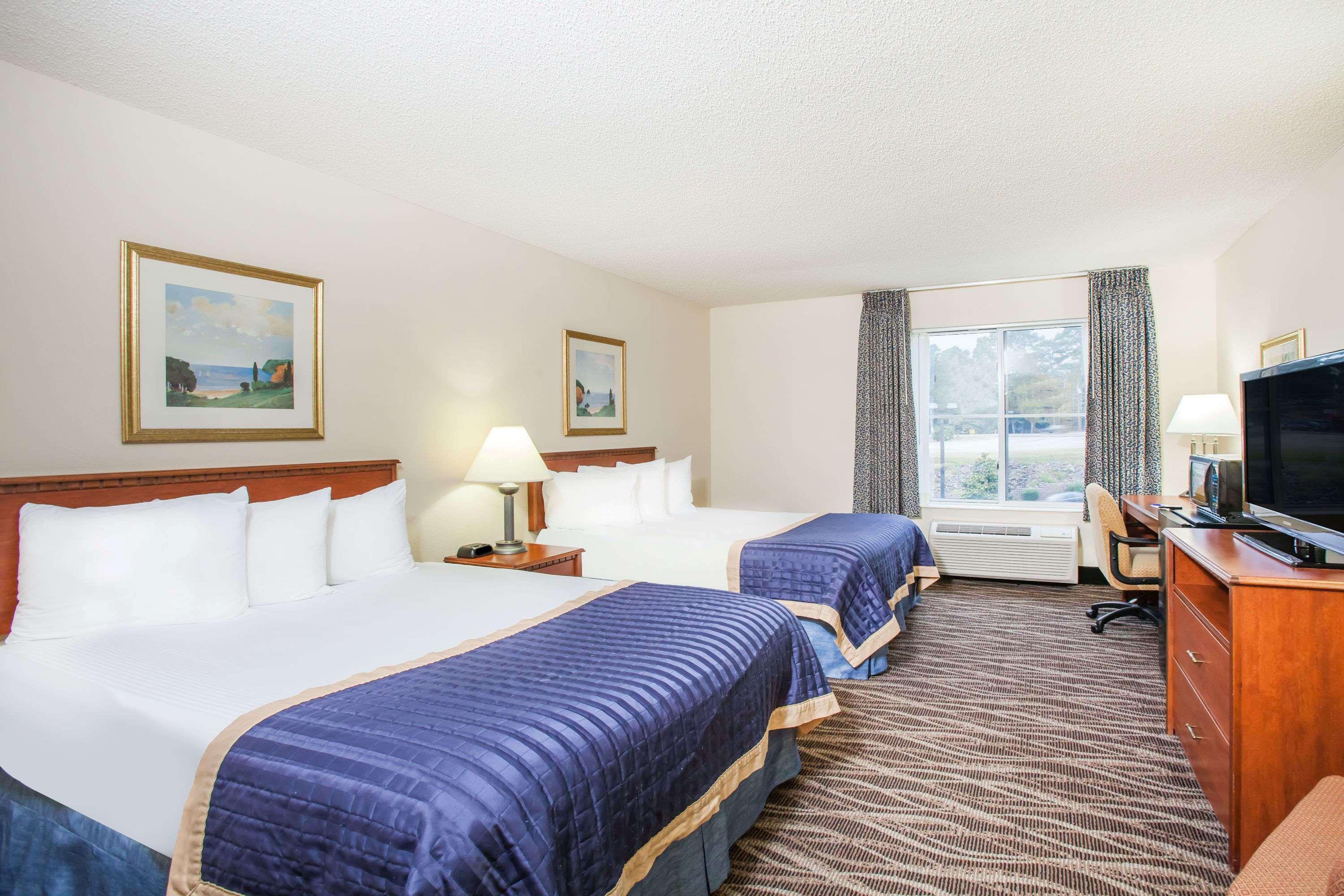 Baymont On The Lake By Wyndham Hot Springs Extérieur photo
