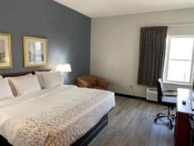 Baymont On The Lake By Wyndham Hot Springs Extérieur photo